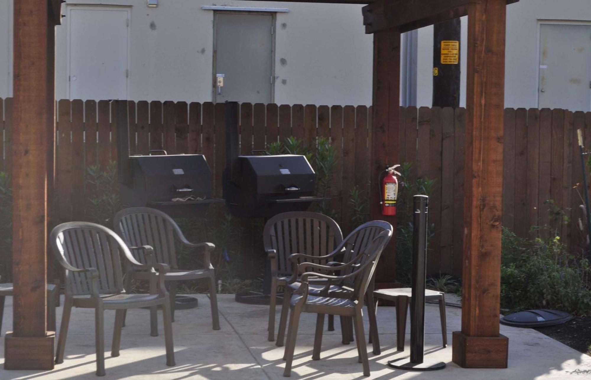Hampton Inn Pleasanton Exterior photo